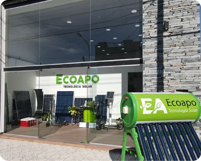 Local EcoApo con paneles solares y termotanques en exhibición